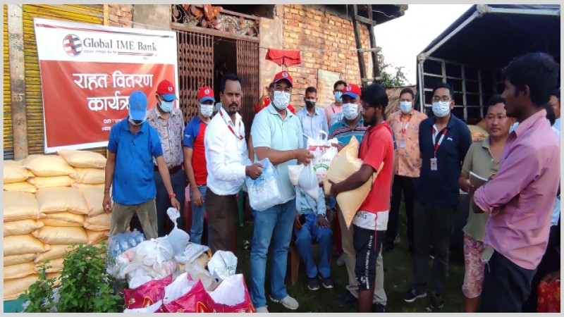 ग्लोबल आइएमई बैंकद्धारा बाढीबाट प्रभावितलाई राहत सामग्री वितरण