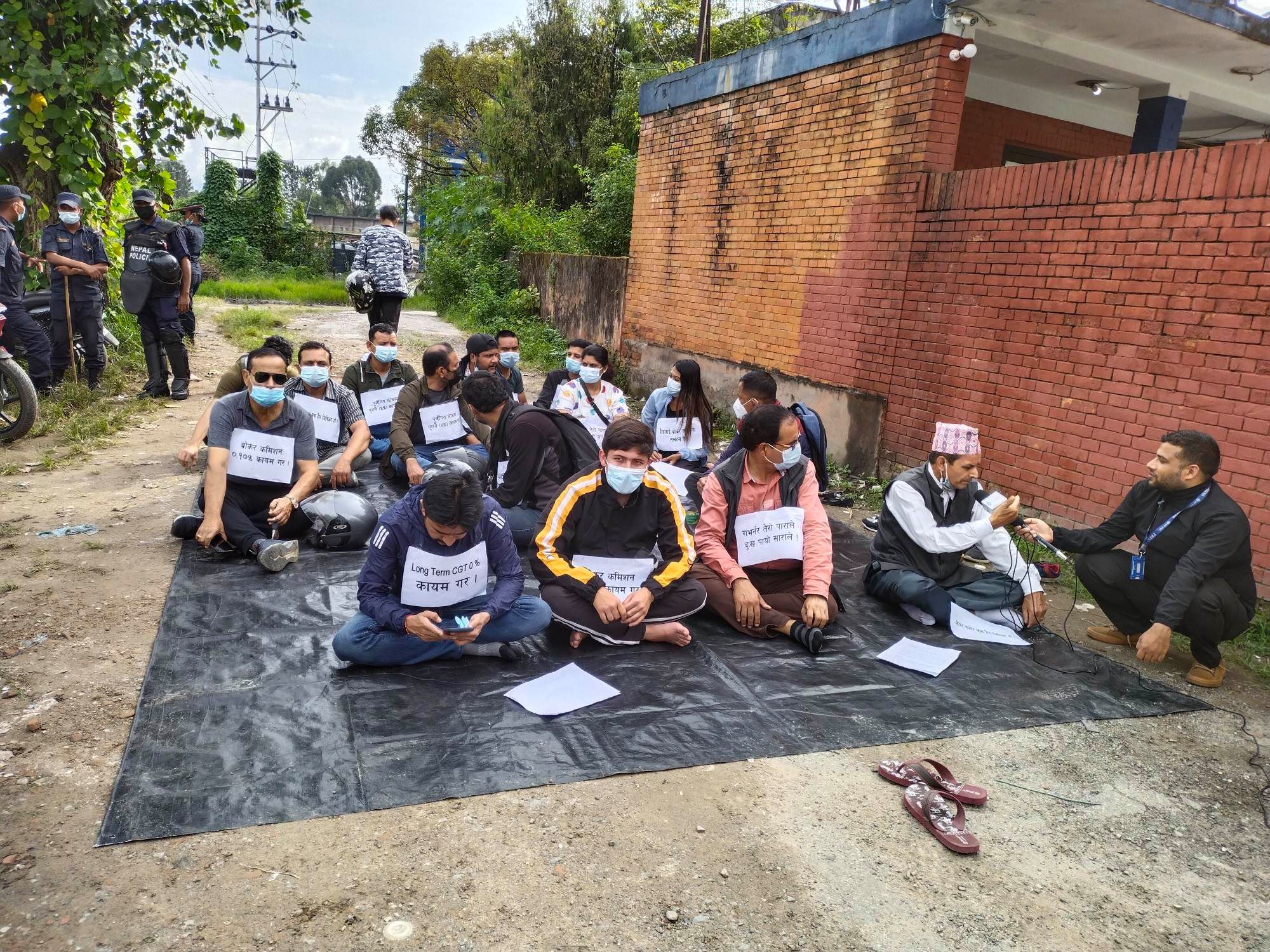 अर्थमन्त्री र गभर्नरको बर्खास्तको माग गर्दै १० लगानीकर्ताहरु आमरण अनसनमा