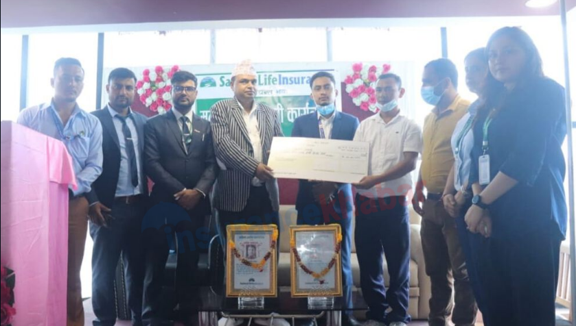 सानिमा लाइफद्धारा दुई मृतकका परिवारलाई मृत्यु दाबी रकम हस्तान्तरण