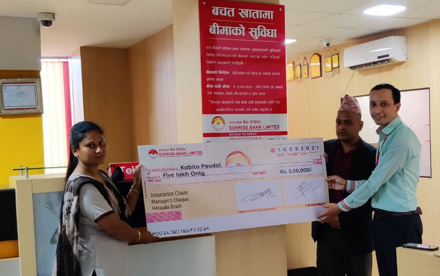 सनराइज बैंकद्धारा दुर्घटना बीमा वापतको पाँच लाख रुपैयाँ हस्तान्तरण
