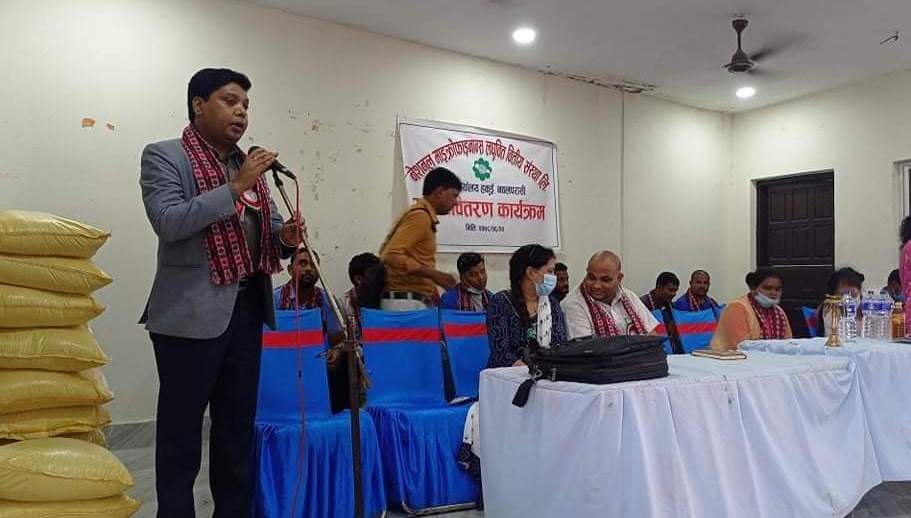 नेशनल माइक्रोफाईनान्सद्धारा बाढी पीडितलाई राहत वितरण