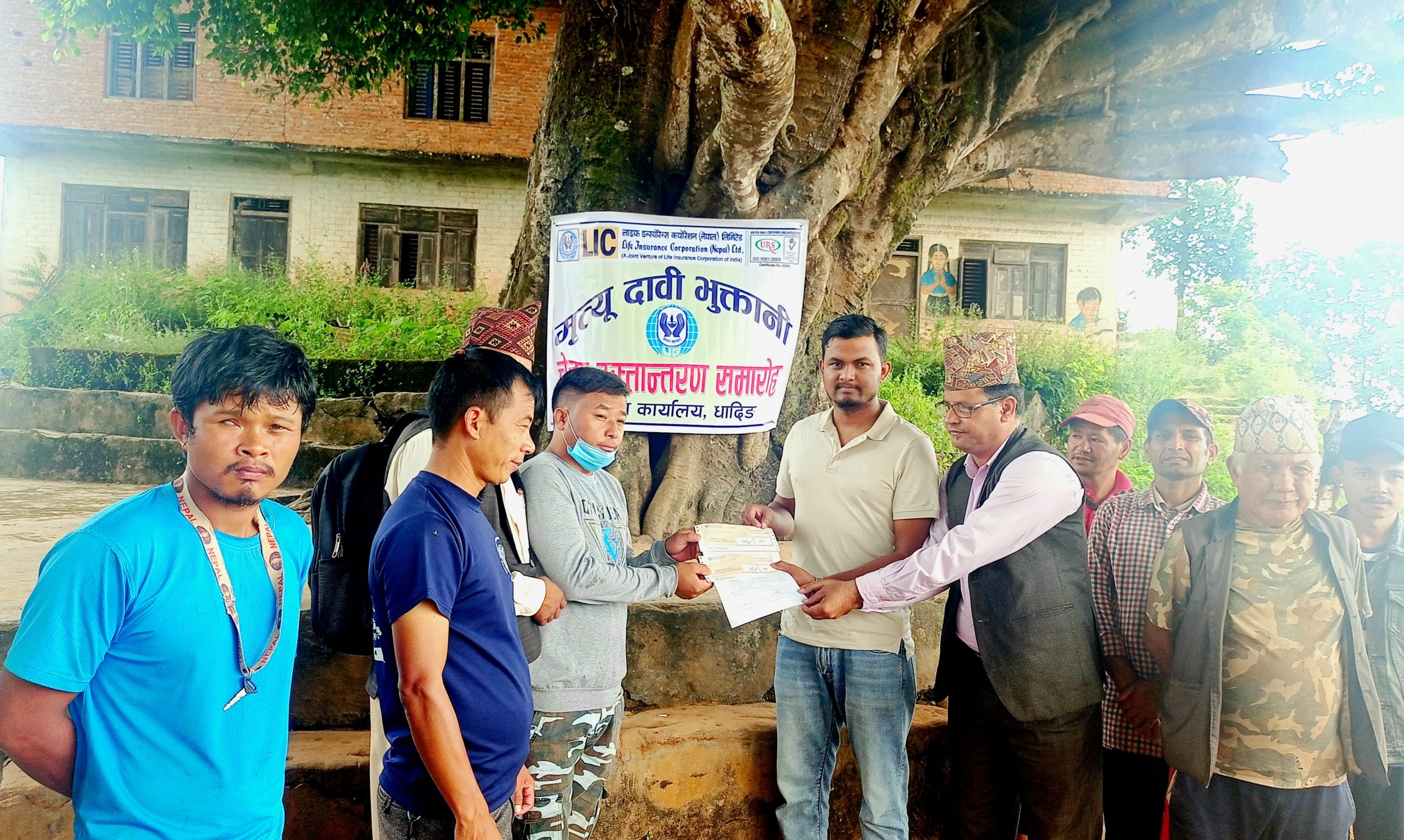 एलआइसीले दियो मृतकको परिवारलाई १२ लाख ३९ हजार रुपैयाँ दाबी वापतको रकम