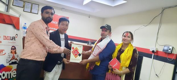 झापा दमकका रोहित दाहालले जन्मदिनमा पाए २० लाखको बीमा पोलिसी उपहार