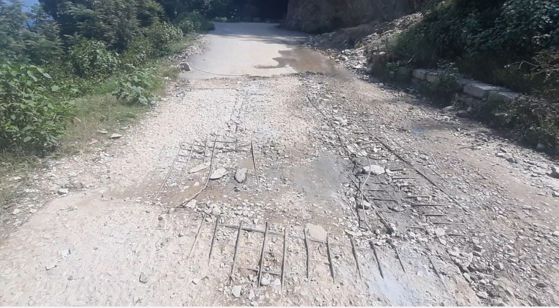 दैनिक सबै सरकारी हाकिमले यात्रा गर्ने सडककै अवस्था दयनीय