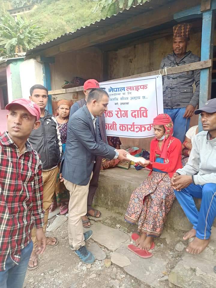 नेपाल लाइफद्वारा क्यान्सर पीडित परियारलाई घातक रोग सुबिधा बापतको ५ लाख रुपैयाँ हस्तान्तरण