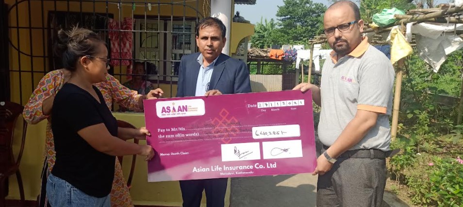 एशियन लाइफको बिर्तामोड शाखाले दियो मृतकको परिवारलाई दाबी वापतको रकम