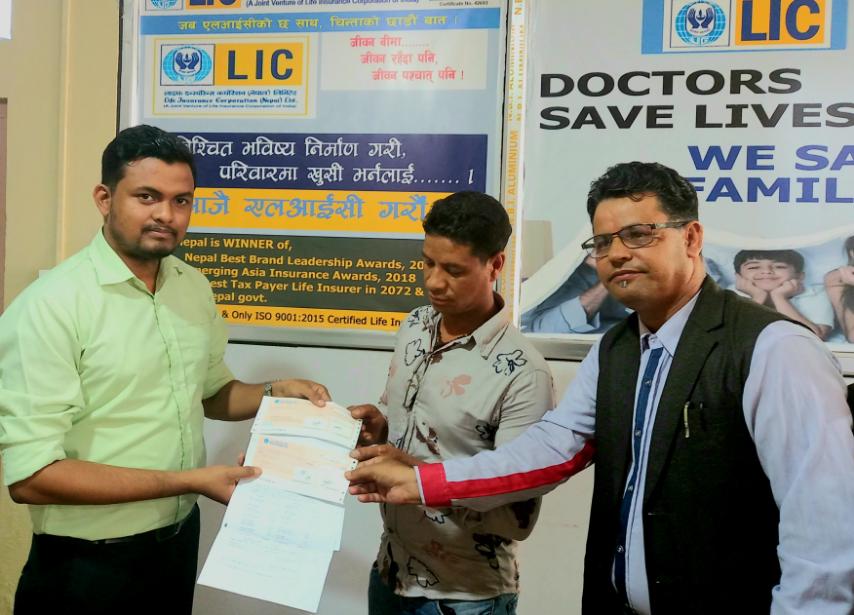 एलआइसीले दियो मृतकको परिवारलाई साढे ३० लाख रुपैयाँ दाबी वापतको रकम