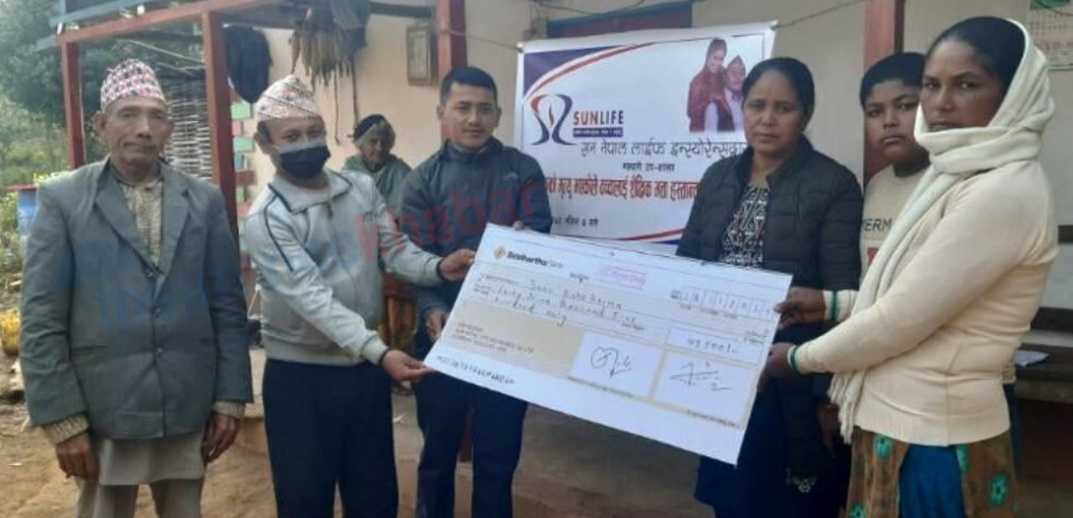 सन नेपाल लाइफद्धारा शैक्षिक भत्ता वापतको रकम हस्तान्तरण