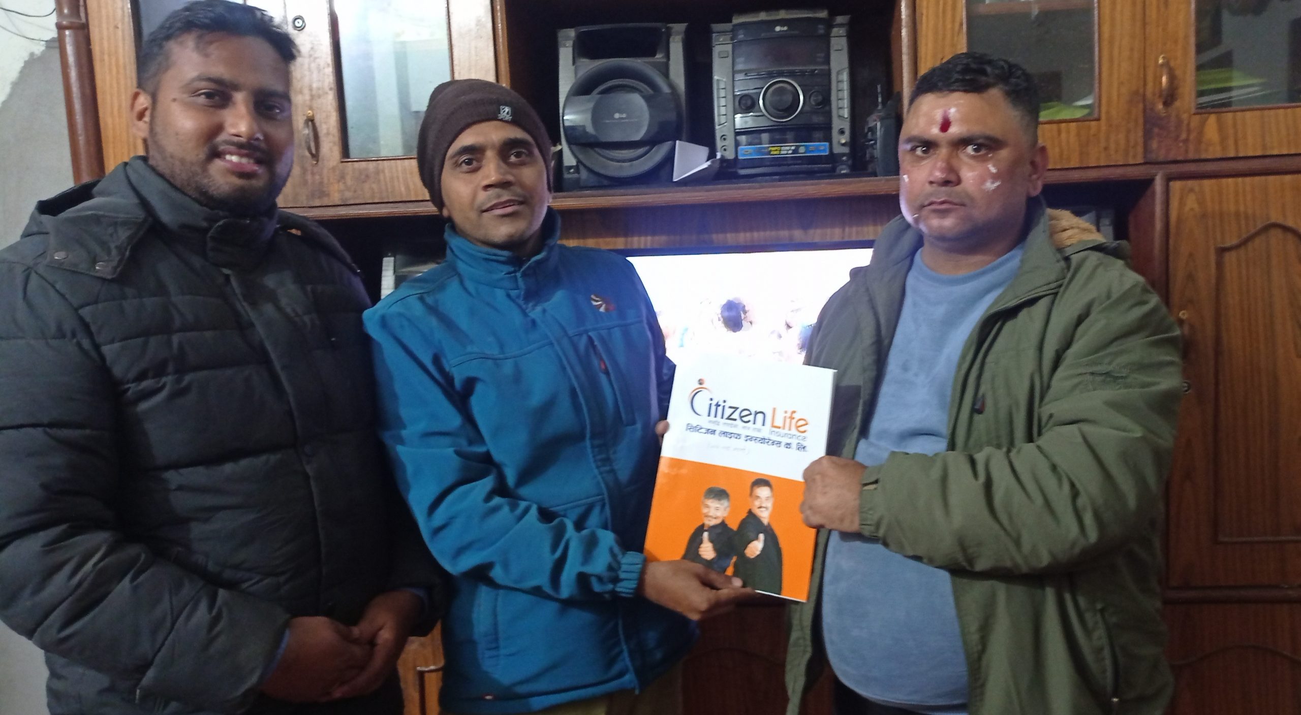 गिता भट्टराईले श्रीमानलाई दिइन् २० लाख रुपैयाँको बीमा पोलिसी उपहार