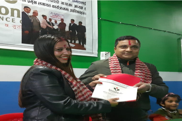बैवाहिक बर्षगाँठको अवसर बबिताले दिइन् बीमा पोलिसी उपहार