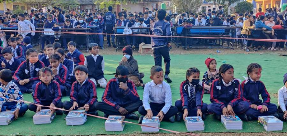 हिमालयन बैंकद्धारा मासिक छात्रवृत्ति तथा स्टेशनरी प्रदान