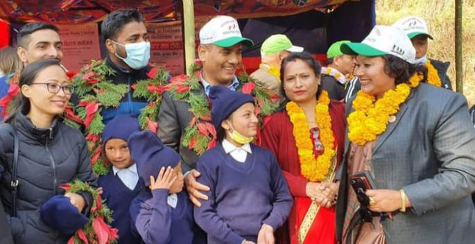 हिमालयन बैंकद्धारा विद्यार्थीलाई सहयोग