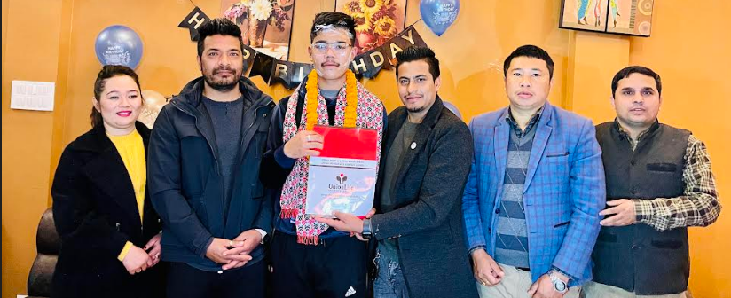 तेजोन श्रेष्ठले पाए आफ्नो जन्मदिनमा ६५ लाखको बीमा पोलिसी उपहार