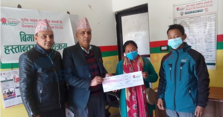 दुई मृतकका परिवारलाई गुराँस लाइफले दियो मृत्यु वापतको दाबी रकम