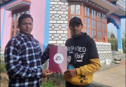 प्रकाशले बुबाको जन्मदिनमा दिए ५ लाख ६० हजारको बीमा पोलिसी उपहार