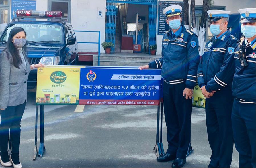 गणपति वनस्पतिद्वारा ट्राफिक प्रहरीलाई बैरीगेट प्रदान