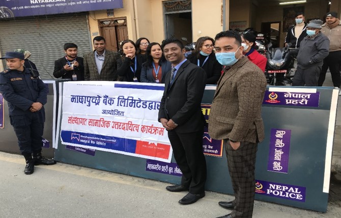 माछापुच्छ्रे बैंकद्धारा महानगरीय प्रहरी वृत्तलाई सडक ब्यारीगेट प्रदान