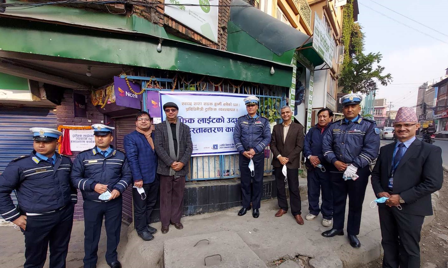 ज्योति विकास बैंकद्वारा ट्राफिक लाईट हस्तान्तरण