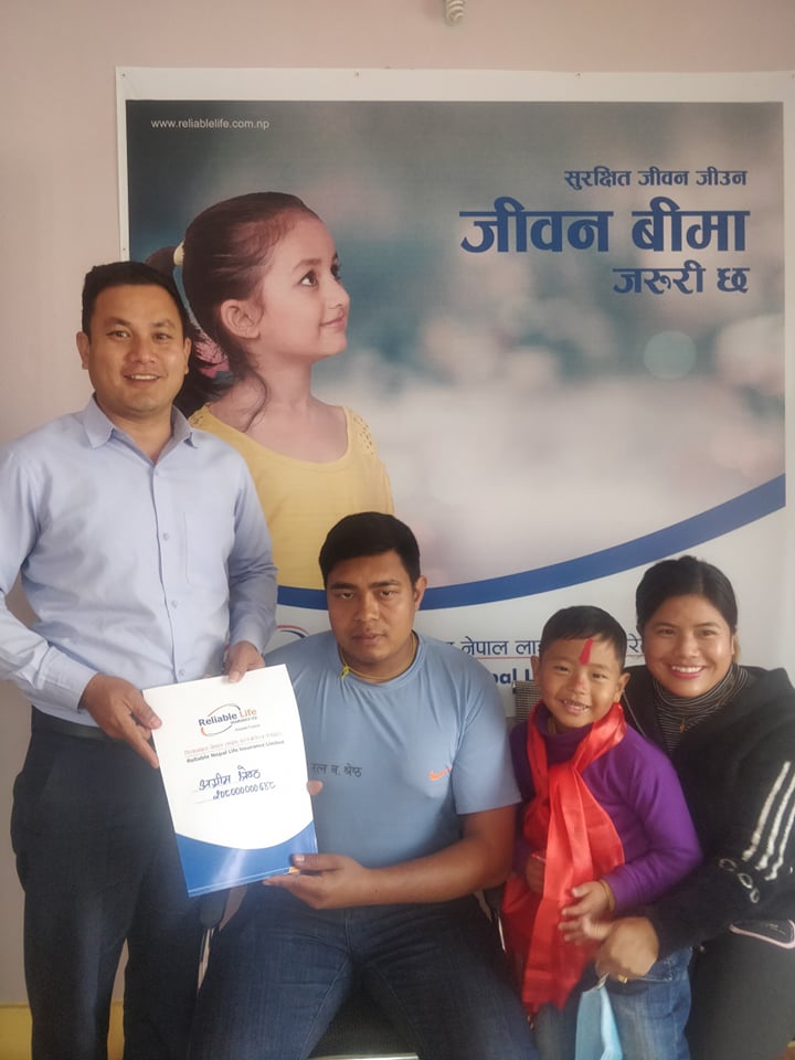 छोराको जन्म दिनमा तामाङ दम्पति र श्रेष्ठ दम्पतिले दिए ५ लाख रुपैयाँको बीमा पोलिसी उपहार