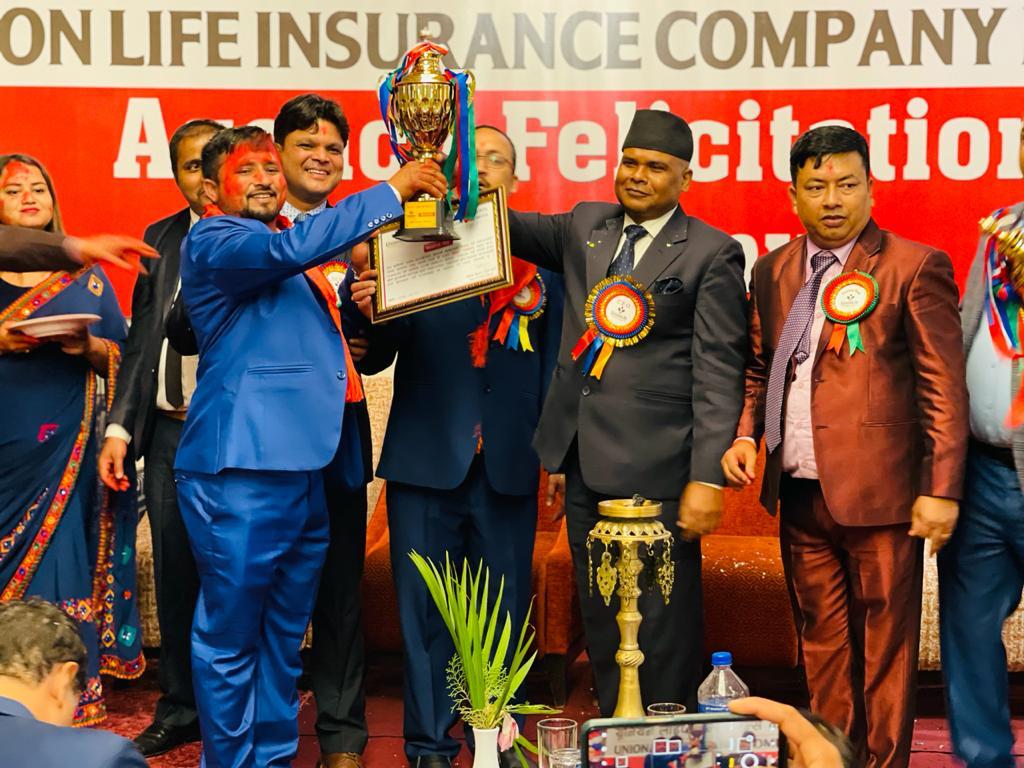 अभिकर्ता बनेको सातामै ‘टप अफ द टेवल’ बन्न सफल अरुणको नजरमा ‘अभिकर्ता पेशा दुखको साथी’