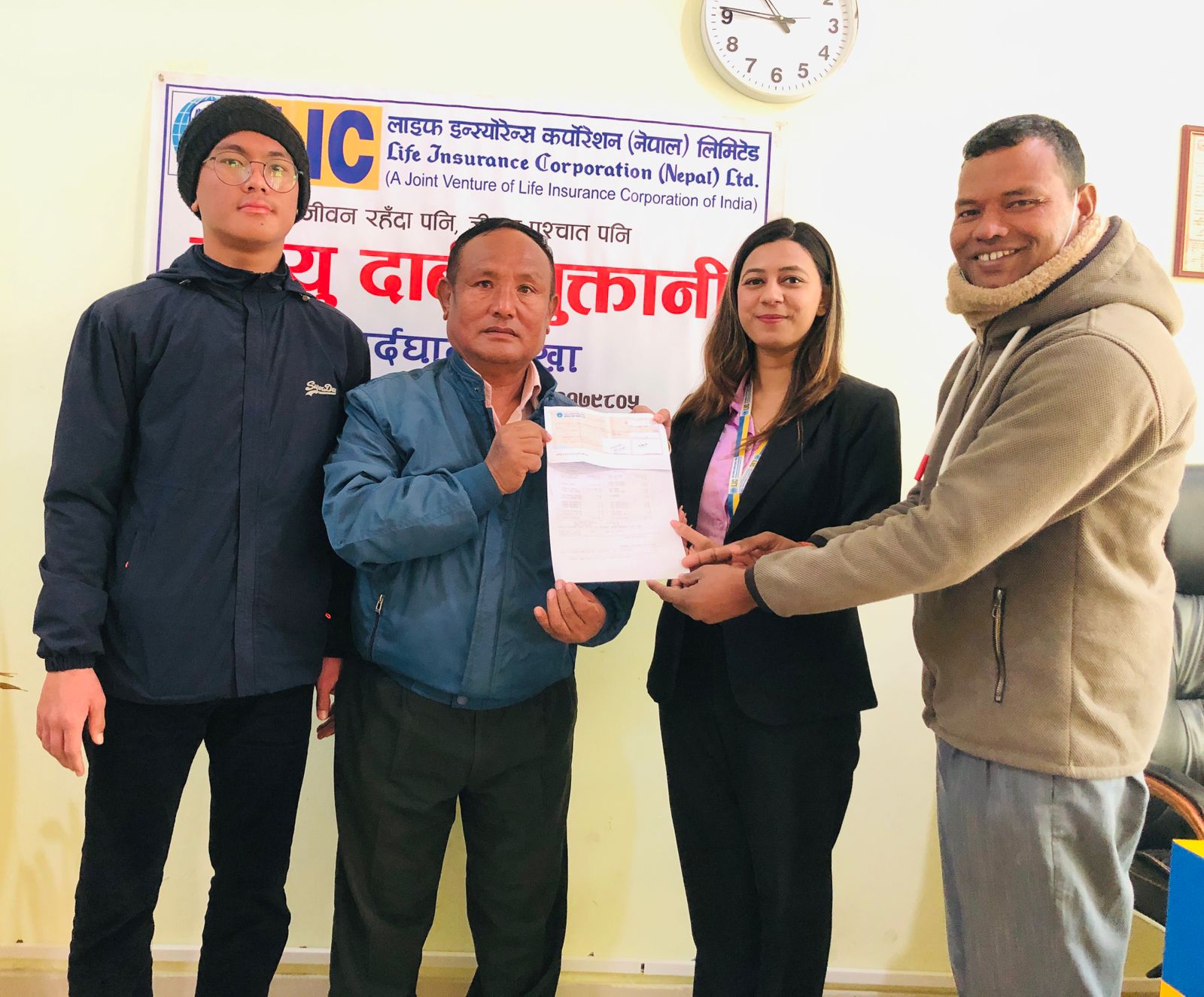 एलआइसीद्धारा मृत्यु दावी बापत १८ लाख रुपैयाँ प्रदान