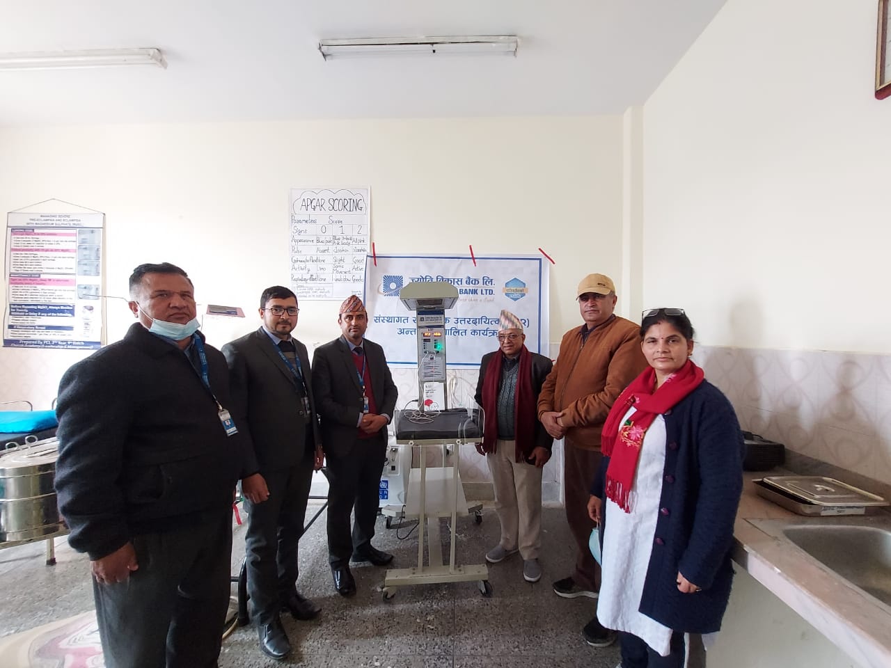 ज्योति विकास बैंकद्वारा शिशुवा अस्पताललाई बेबी वार्मर प्रदान