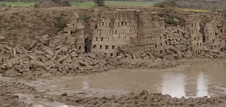 बेमौसमी वर्षाले करोडभन्दा बढीको इँटामा क्षति, इँटा उद्योगलाई छैन बीमाको ओत
