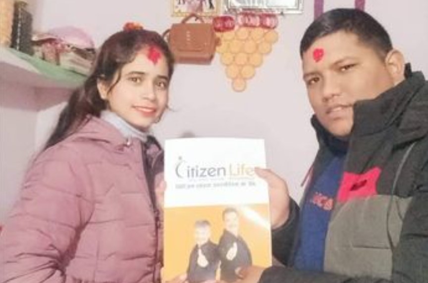 कमलले श्रीमतीको जन्मदिनमा दिए १० लाखको बीमा पोलिसी उपहार