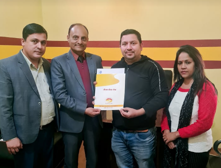 माधबले छोरी जन्मेकै दिन दिए २५ लाखको बीमा पोलिसी उपहार