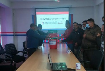 ग्लोबल आइएमई लघुवित्तद्वारा डस्बिन वितरण