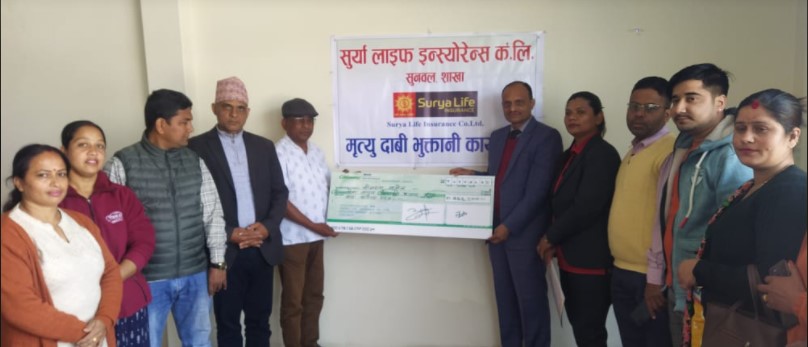 सूर्या लाइफद्धारा बसेलको परिवारलाई मृत्यु दाबी रकम हस्तान्तरण