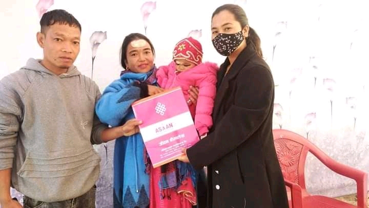 मान बहादुरले छोरीको अन्न प्राशनमा दिए १० लाखको बीमा पोलिसी उपहार