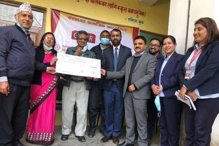 महालक्ष्मी विकास बैंकद्धारा नन्दी माध्यमिक विद्यालयलाई सहयोग