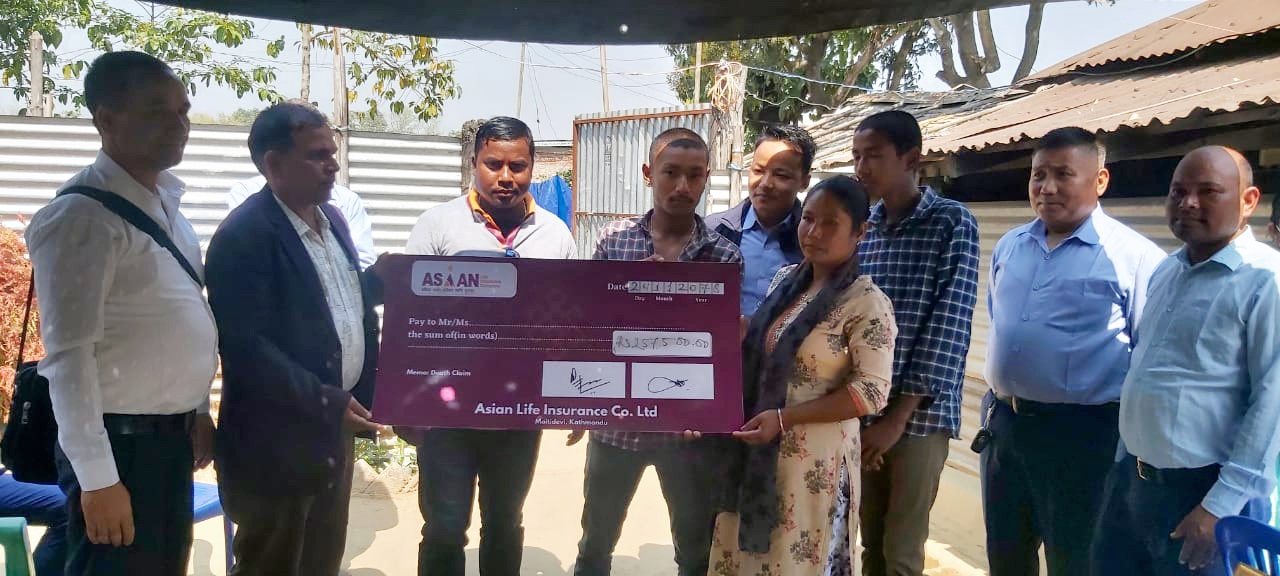 एशियन लाइफले दियो मृतकको परिवारलाई दाबी वापतको रकम