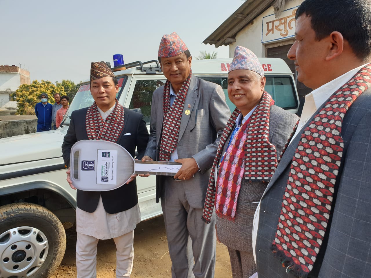 सगरमाथा इन्स्योरेन्सद्धारा स्वास्थ्य चौकीलाई एम्बुलेन्स हस्तान्तरण