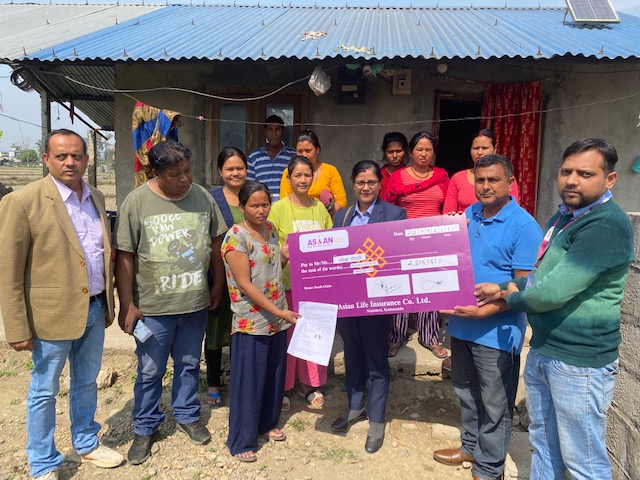 एशियन लाइफको नारायणगढ शाखाले दियो बीमा वापतको दाबी रकम