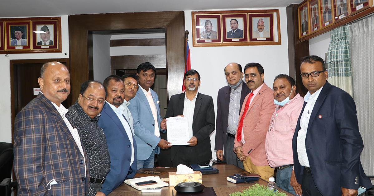 अर्थमन्त्री शर्माको कुलमान घिसिङलाई फोन, उद्योगमा गरिएको लोडसेडिङ समाधान गर्न निर्देशन