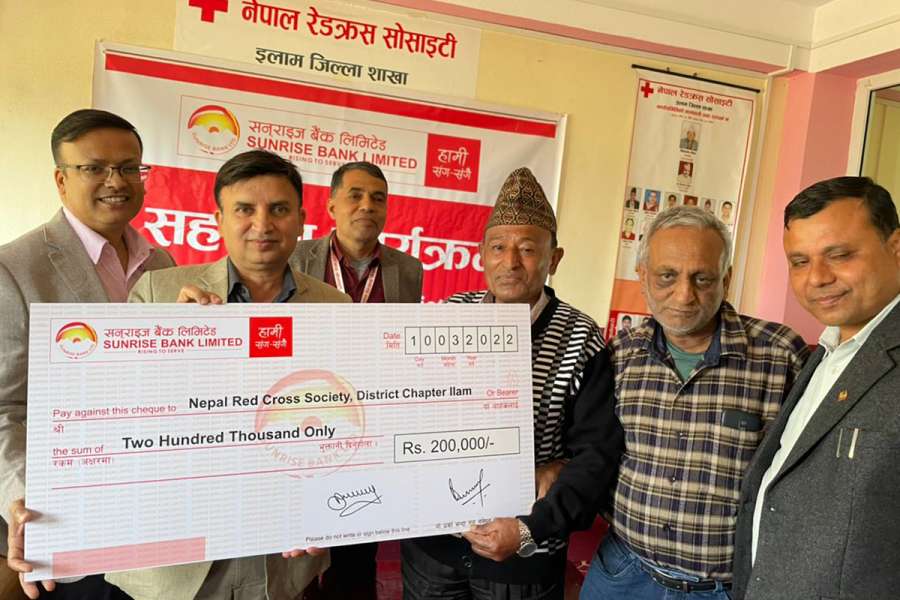 सनराइज बैंकद्धारा रेडक्रस सोसाइटीलाई दुई लाख रुपैयाँ सहयोग
