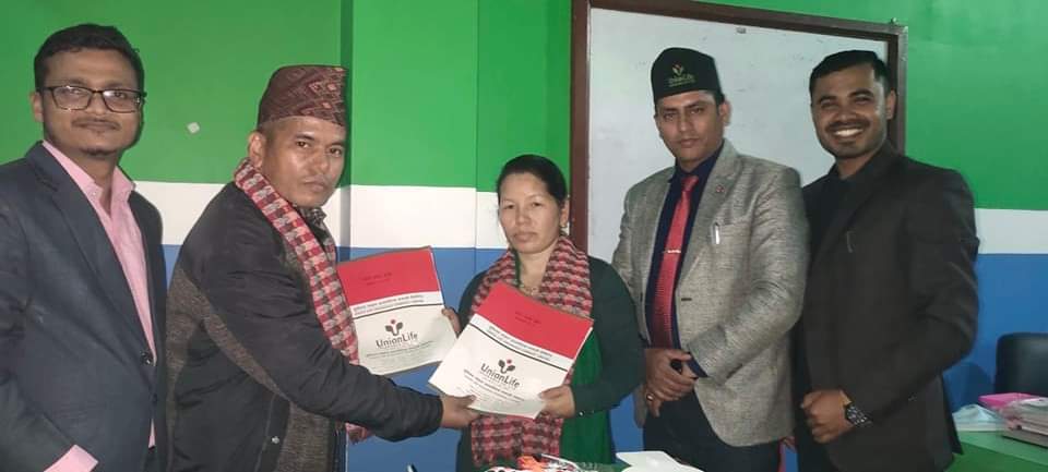 एक अर्कालाई बीमा पोलिसी उपहार दिएर मनाए घलेका दम्पतिले बैबाहिक बर्षगाँठ 