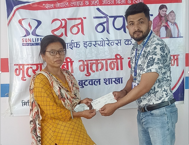 सन नेपालद्धारा मृतकको परिवारलाई बीमा रकम हस्तान्तरण