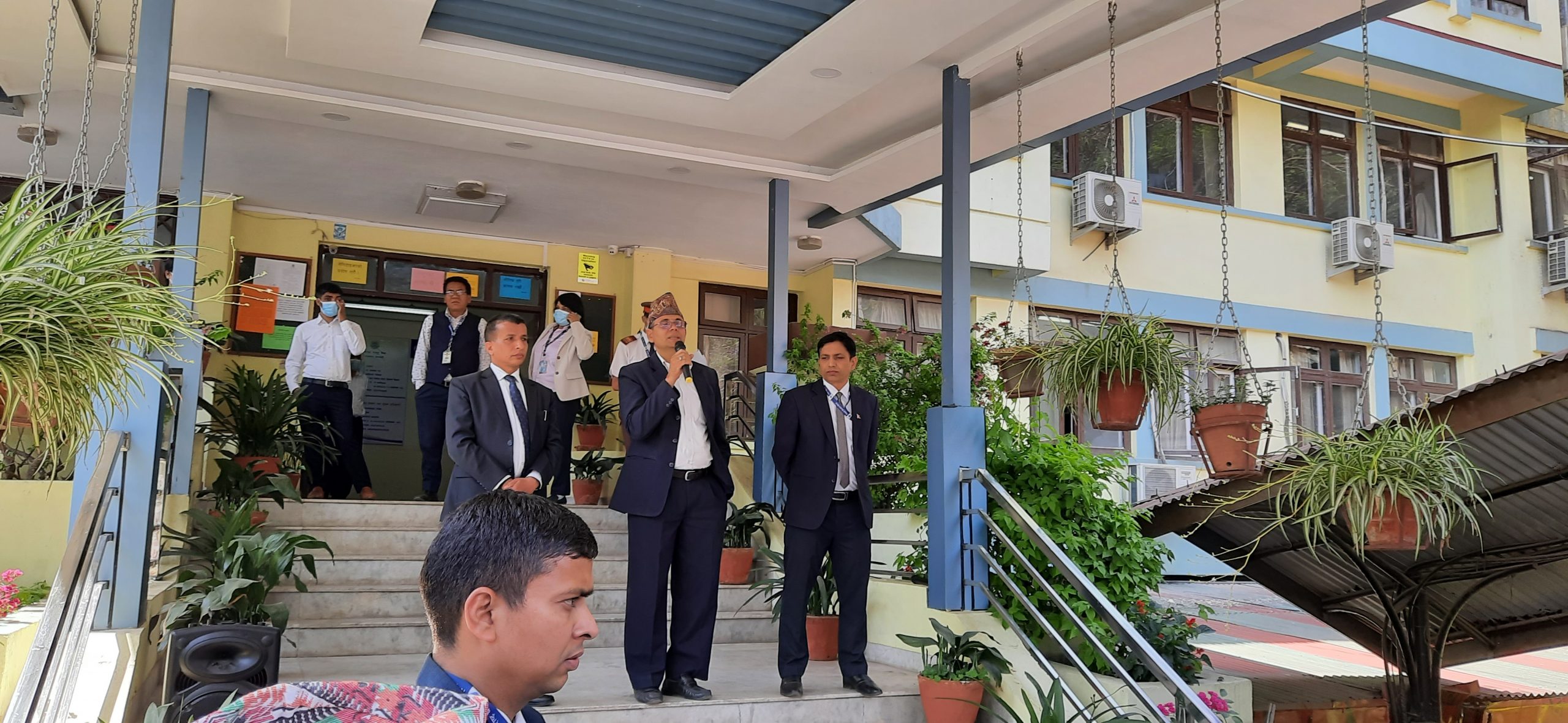 गभर्नर अधिकारीमाथिको कारबाहीको विरोधमा राष्ट्र बैंकमा कालो व्यानर झुण्डाइयो