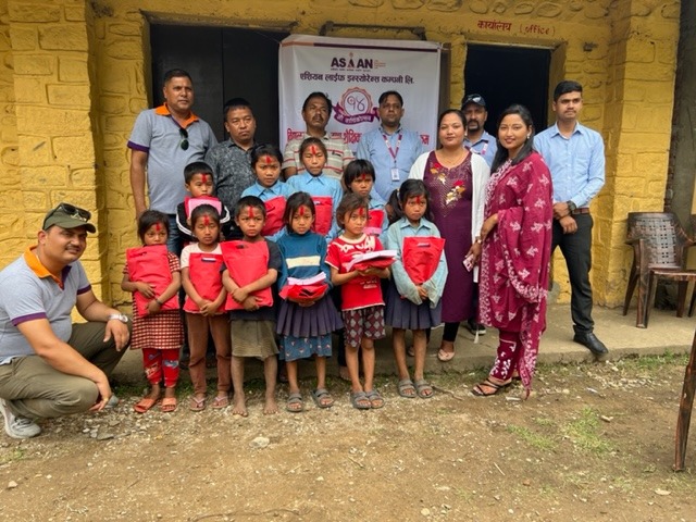 एशियन लाइफले गर्यो चेपाङ विद्यार्थीलाई शैक्षिक सामाग्री सहयोग