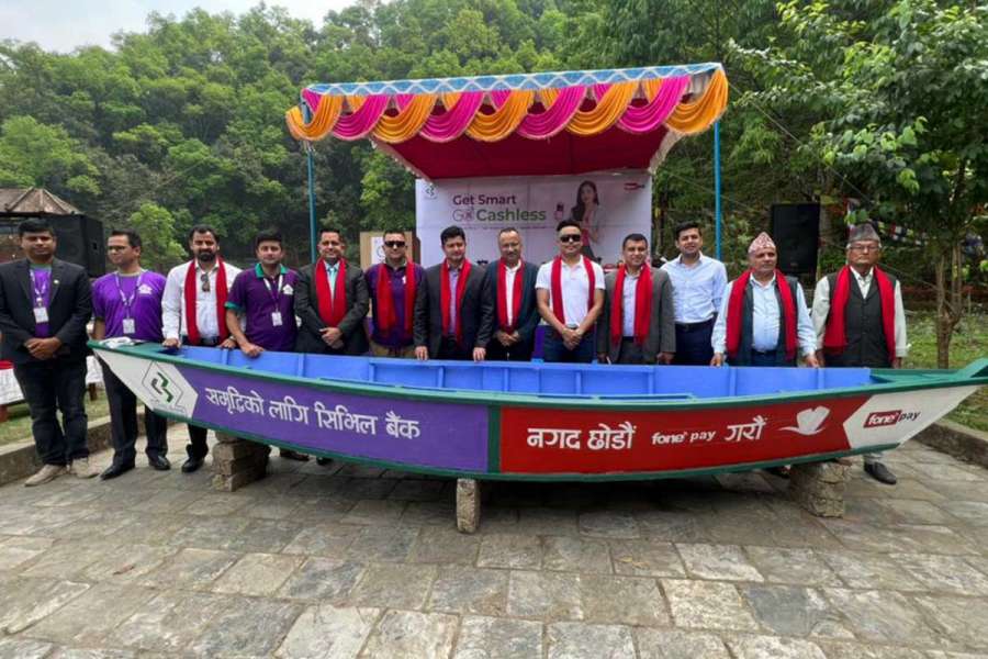 सिभिल बैंकद्धारा बेगनास तालका डुंगा व्यवसायीलाई क्युआर कोड वितरण