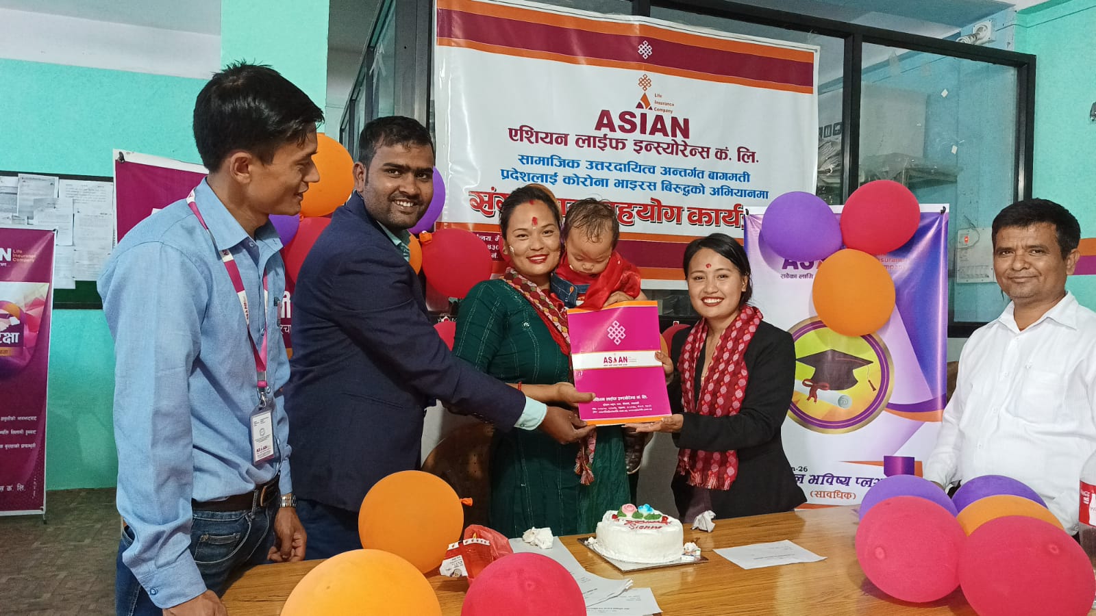 जन्म दिनमा सियानाले पाइन् ५ लाखको उच्च शिक्षा बीमा पोलीसी उपहार