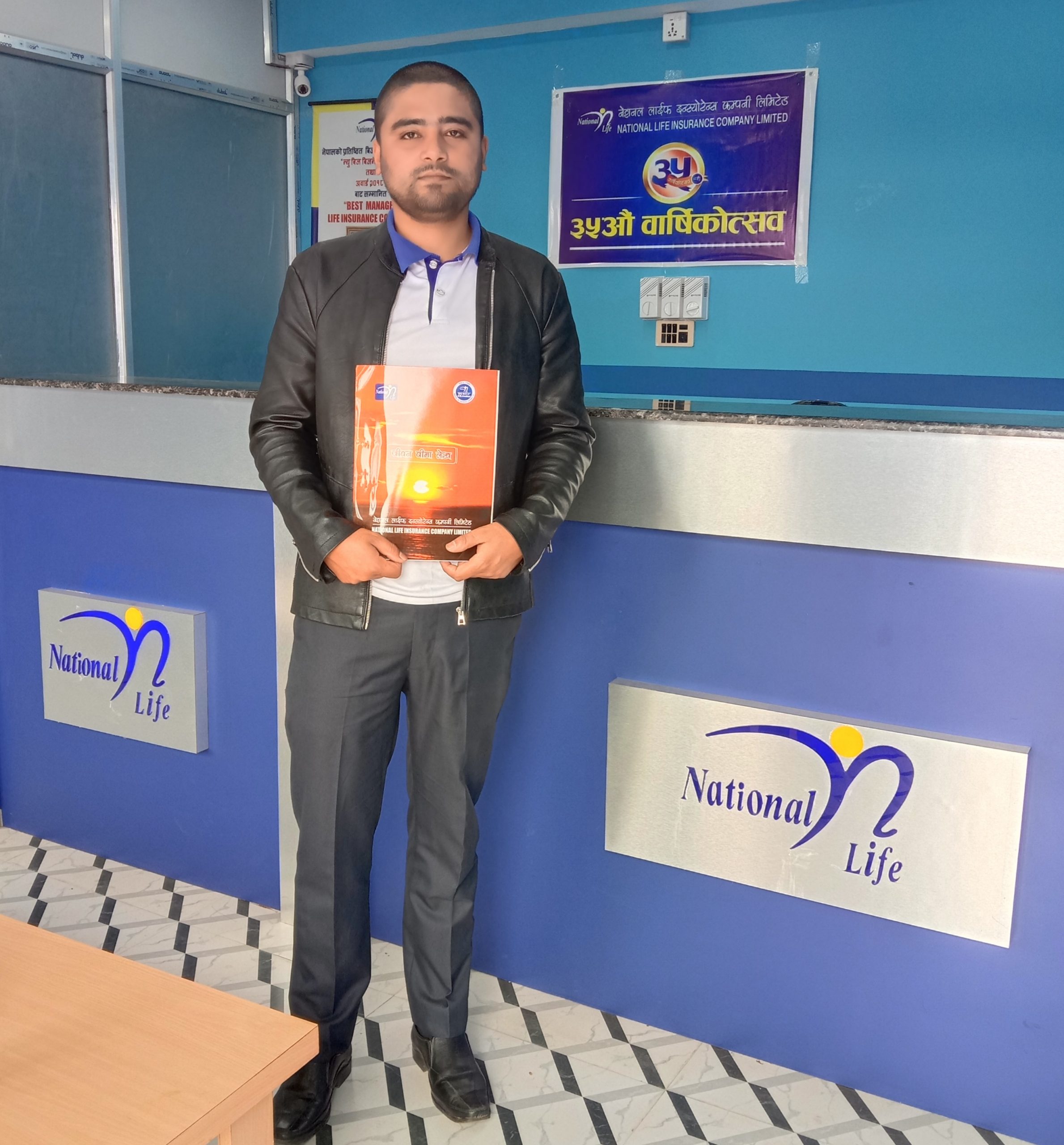 जन्मदिनको अवसरमा तेजेन्द्र राउतले लिए २० लाखको बीमा पोलिसी