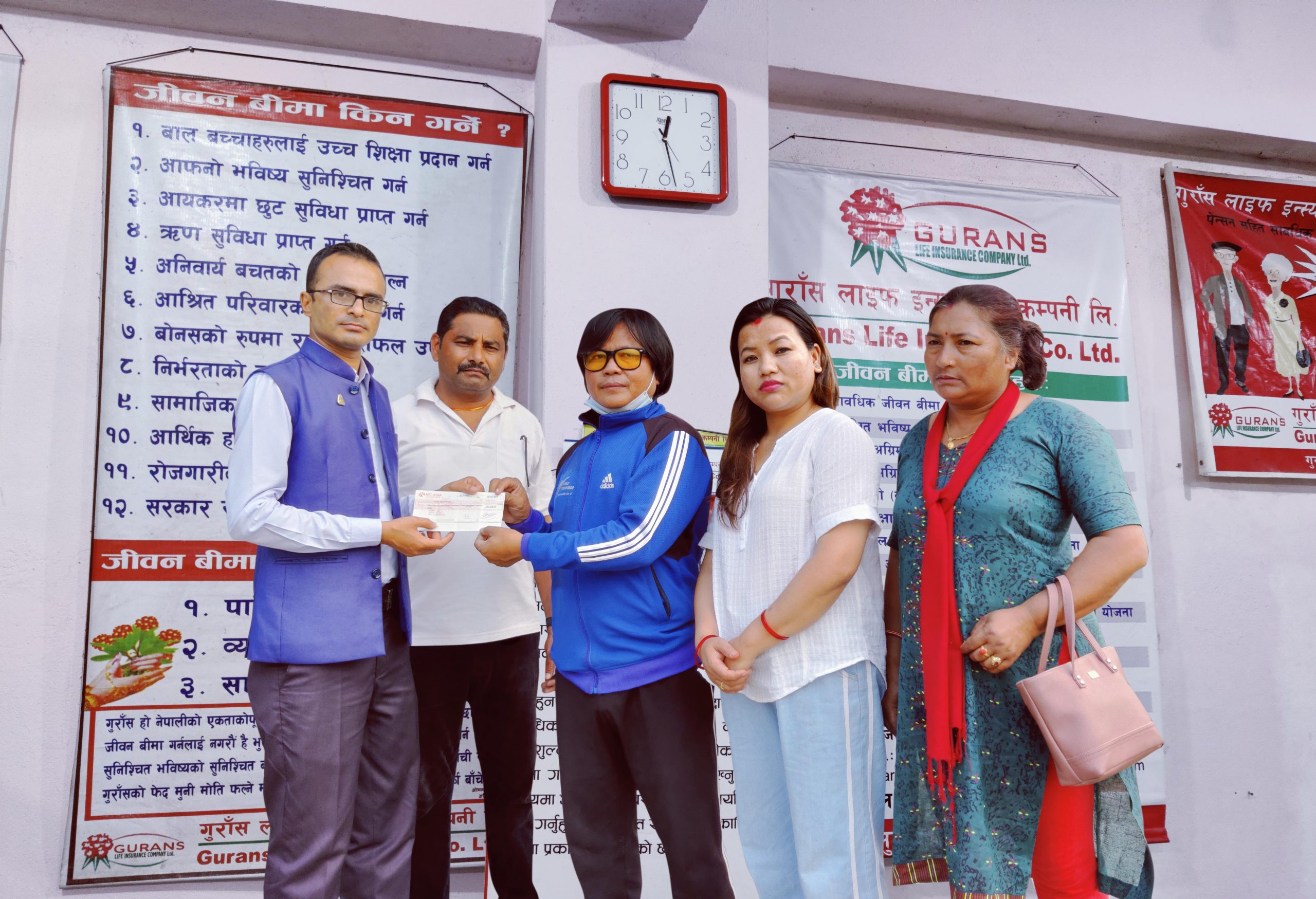 गुराँस लाइफद्धारा ५ लाख ९३ हजार रुपैयाँ मृत्यु दावी भुक्तानी