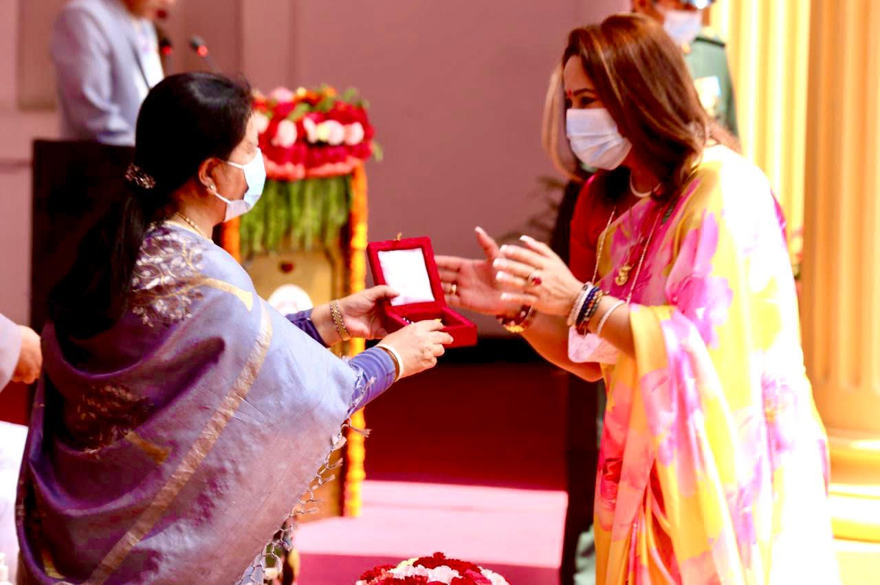 मेगा बैंककी कामु सिइओ श्रेष्ठ राष्ट्रपतिबाट विभुषित