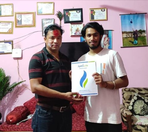 प्रशान्तले आफ्नो बुबाको जन्मदिनमा दिए ५ लाखको बीमा पोलिसी उपहार