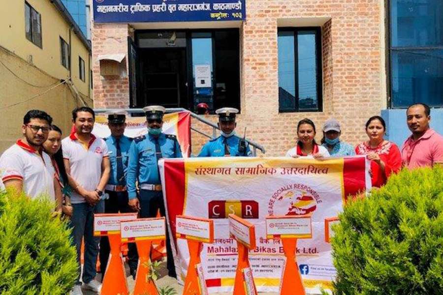 महालक्ष्मी विकास बैंकद्धारा ट्राफिक प्रहरी वृत्तलाई रोड डिभाइडर हस्तान्तरण