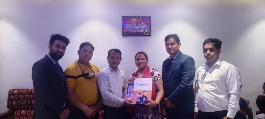 श्रीमतिको जन्म दिनमा तेज बहादुर खत्रीले दिए ६० लाखको बीमा पोलिसी उपहार